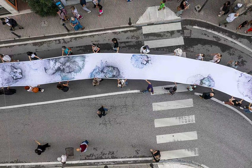 Hundred-metre reborn canvas procession